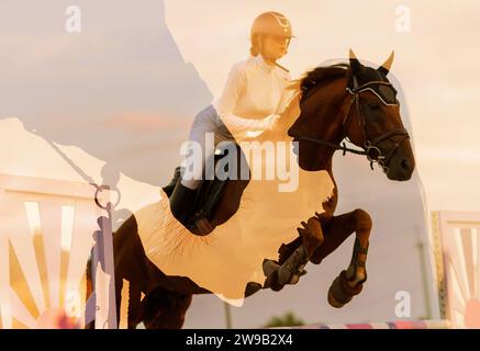 Silhouette de jockey de femme avec son cheval préparant le spectacle de compétition de saut. Image à expositions multiples. Banque D'Images