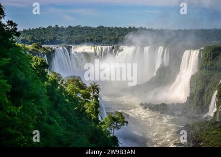 L'eau en cascade sur de multiples chutes aux chutes d'Iguaçu au Brésil Banque D'Images