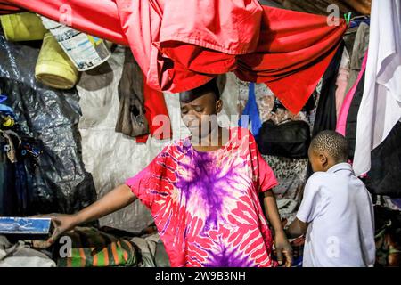 Lilian Atieno (à gauche) et sa fille Whitney Lubanga vus à leur maison dans le bidonville de Kibera, Nairobi. Lilian Atieno, 35 ans, est mère de 3 enfants Whitney Lubanga, 12 ans, Shanaya Taby, 4 ans, et Emanuel Gabriel, 6 mois. Lilian souffre de dépression et de traumatismes cérébraux causés par la confusion et l'incrédulité après avoir été abandonnée par son mari en janvier 2023. La mère de trois enfants sans emploi est faible et malade et n'a pas les moyens de payer ses frais médicaux en raison de son état de santé faible. Elle demande du soutien psychologique à un thérapeute formé pour travailler avec les victimes du conjoint A. Banque D'Images