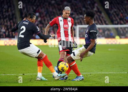 Costa Vinicius Souza de Sheffield United (au centre) affronte Gabriel Osho de Luton Town (à gauche) et Albert Sambi Lokonga de Luton Town (à droite) lors du match de Premier League à Bramall Lane, Sheffield. Date de la photo : mardi 26 décembre 2023. Banque D'Images