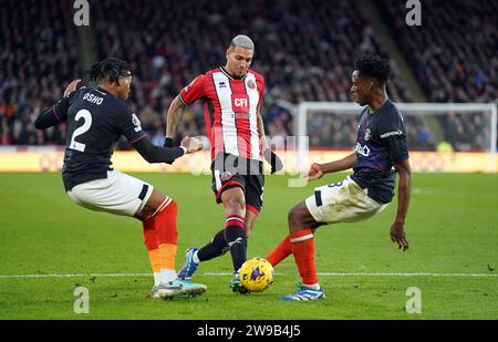 Costa Vinicius Souza de Sheffield United (au centre) affronte Gabriel Osho de Luton Town (à gauche) et Albert Sambi Lokonga de Luton Town (à droite) lors du match de Premier League à Bramall Lane, Sheffield. Date de la photo : mardi 26 décembre 2023. Banque D'Images