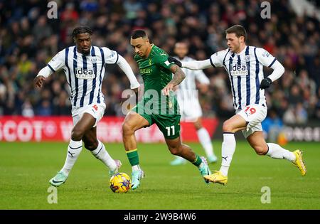 Adam idah de Norwich City (au centre) s'oppose à Cedric Kipre de West Bromwich Albion (à gauche) et John Swift de West Bromwich Albion (à droite) lors du Sky Bet Championship Match aux Hawthorns, West Bromwich. Date de la photo : mardi 26 décembre 2023. Banque D'Images