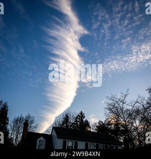 Spectaculaire nuage de queue de jument au coucher du soleil Banque D'Images