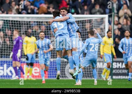 Coventry, Royaume-Uni. 26 décembre 2023. Le défenseur de Coventry City Liam Kitching (15) et le défenseur de Coventry City Bobby Thomas (4) célèbrent le but marqué par le milieu de terrain de Coventry City Tatsuhiro Sakamoto (7) lors du Coventry City FC contre Sheffield Wednesday FC au Coventry Building Society Arena, Coventry, Angleterre, Royaume-Uni, le 26 décembre 2023 crédit : toutes les secondes Media/Alamy Live News Banque D'Images