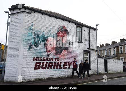 Burnley, Royaume-Uni. 26 décembre 2023. Fans de Burnley actifs pour le match de Premier League au Turf Moor, Burnley. Le crédit photo doit se lire comme suit : Darren Staples/Sportimage crédit : Sportimage Ltd/Alamy Live News Banque D'Images