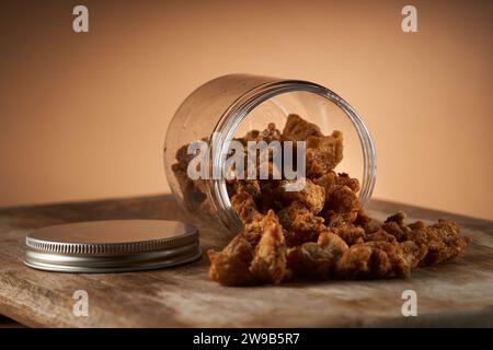 Croquant délicieuses cretons de porc dans un bocal en verre sur une planche de bois Banque D'Images
