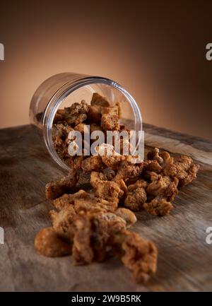 Croquant délicieuses cretons de porc dans un bocal en verre sur une planche de bois Banque D'Images