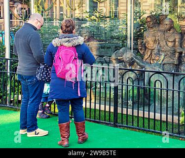 Glasgow, Écosse, Royaume-Uni. 26 décembre 2023. Les achats de Noël ont vu les acheteurs sur le mile de style de l'écosse Buchanan Street sa capitale du shopping après la fermeture des fêtes. La scène de la nativité sur george Square. Crédit Gerard Ferry/Alamy Live News Banque D'Images