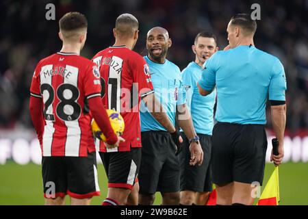 Arbitre Sam Allison (au centre) lors du match de Premier League à Bramall Lane, Sheffield. Date de la photo : mardi 26 décembre 2023. Banque D'Images