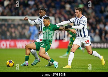 Adam idah de Norwich City (au centre) s'oppose à Cedric Kipre de West Bromwich Albion (à gauche) et John Swift de West Bromwich Albion (à droite) lors du Sky Bet Championship Match aux Hawthorns, West Bromwich. Date de la photo : mardi 26 décembre 2023. Banque D'Images