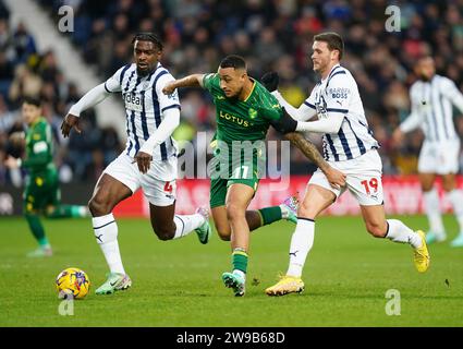 Adam idah de Norwich City (au centre) s'oppose à Cedric Kipre de West Bromwich Albion (à gauche) et John Swift de West Bromwich Albion (à droite) lors du Sky Bet Championship Match aux Hawthorns, West Bromwich. Date de la photo : mardi 26 décembre 2023. Banque D'Images