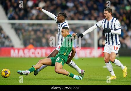 Adam idah de Norwich City (au centre) s'oppose à Cedric Kipre de West Bromwich Albion (à gauche) et John Swift de West Bromwich Albion (à droite) lors du Sky Bet Championship Match aux Hawthorns, West Bromwich. Date de la photo : mardi 26 décembre 2023. Banque D'Images