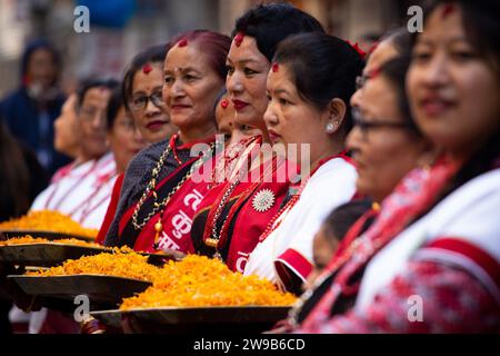 Katmandou, Népal. 26 décembre 2023. Le 26 décembre 2023, à Katmandou, Népal. Les femmes de la communauté Newar en tenue culturelle se préparent à répandre des pétales de fleurs en guise de bienvenue lors de la procession en rallye « Yomari Punhi ». (Photo de Abhishek Maharjan/Sipa USA) crédit : SIPA USA/Alamy Live News Banque D'Images