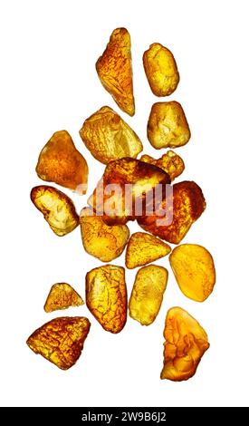 Groupe aléatoire de galets d'ambre jaune minéral naturel, isolé sur fond blanc Banque D'Images