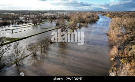 26 décembre 2023, Saxe-Anhalt, Halle (Saale) : les inondations de la Saale ont inondé de vastes zones entre Halle et Röpzig (photo prise avec un drone). La situation des inondations reste tendue dans de nombreux endroits en Saxe-Anhalt. Photo : Heiko Rebsch/dpa Banque D'Images