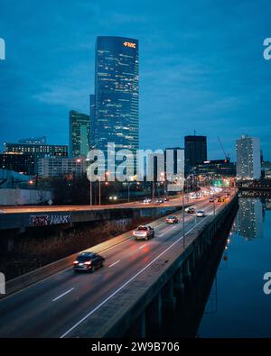 I-76 le long de la rivière Schuylkill la nuit à Philadelphie, Pennsylvanie Banque D'Images