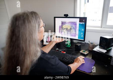 Deborah Pergolotti, de Frogsafe Inc., examine des images de grenouilles malades dans son bureau d'Innisfail, Queensland, Australie, le 3 août 2023. Les spécimens recueillis par Frogsafe Inc. Depuis 1998 révèlent un grand nombre de cancers et d'autres affections, peut-être liés au ruissellement agricole. (Photo de Joshua Prieto/Sipa USA) Banque D'Images