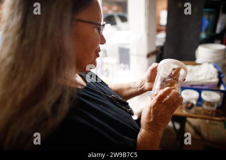 Deborah Pergolotti de Frogsafe Inc. Examine des spécimens de grenouilles au siège de l'organisation à Innisfail, Queensland, Australie, le 3 août 2023. Les spécimens recueillis par Frogsafe Inc. Depuis 1998 révèlent un grand nombre de cancers et d'autres affections, peut-être liés au ruissellement agricole. (Photo de Joshua Prieto/Sipa USA) Banque D'Images