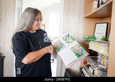 Deborah Pergolotti, de Frogsafe Inc., examine des images de grenouilles malades dans son bureau d'Innisfail, Queensland, Australie, le 3 août 2023. Les spécimens recueillis par Frogsafe Inc. Depuis 1998 révèlent un grand nombre de cancers et d'autres affections, peut-être liés au ruissellement agricole. (Photo de Joshua Prieto/Sipa USA) Banque D'Images