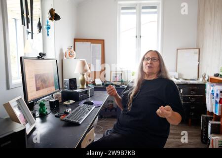 Deborah Pergolotti, de Frogsafe Inc., examine des images de grenouilles malades dans son bureau d'Innisfail, Queensland, Australie, le 3 août 2023. Les spécimens recueillis par Frogsafe Inc. Depuis 1998 révèlent un grand nombre de cancers et d'autres affections, peut-être liés au ruissellement agricole. (Photo de Joshua Prieto/Sipa USA) Banque D'Images