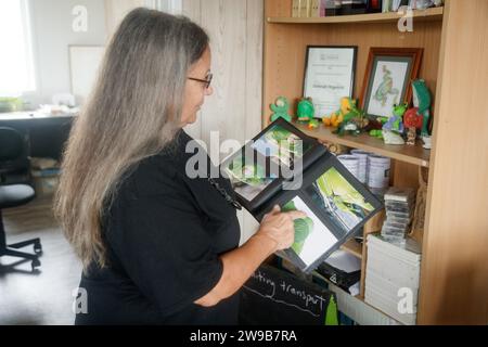 Deborah Pergolotti, de Frogsafe Inc., examine des images de grenouilles malades dans son bureau d'Innisfail, Queensland, Australie, le 3 août 2023. Les spécimens recueillis par Frogsafe Inc. Depuis 1998 révèlent un grand nombre de cancers et d'autres affections, peut-être liés au ruissellement agricole. (Photo de Joshua Prieto/Sipa USA) Banque D'Images