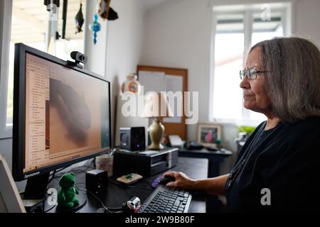 Deborah Pergolotti, de Frogsafe Inc., examine des images de grenouilles malades dans son bureau d'Innisfail, Queensland, Australie, le 3 août 2023. Les spécimens recueillis par Frogsafe Inc. Depuis 1998 révèlent un grand nombre de cancers et d'autres affections, peut-être liés au ruissellement agricole. (Photo de Joshua Prieto/Sipa USA) Banque D'Images