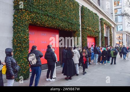 Londres, Royaume-Uni. 26 décembre 2023. Les clients font la queue à l'extérieur de Selfridges sur Oxford Street alors que les ventes du lendemain de Noël commencent. Crédit : Vuk Valcic/Alamy Live News Banque D'Images