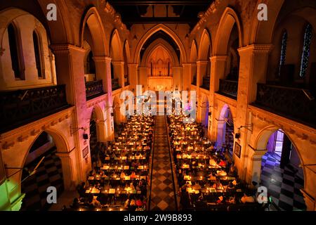 Les dévots chrétiens assistent à une messe de minuit à St. Église de la cathédrale James. Prières de la messe de minuit avec des bougies à l'occasion de Noël à St. James Church. Noël est un festival annuel commémorant la naissance de Jésus-Christ célébré dans le monde entier. Banque D'Images