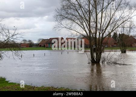 Prairies inondées à Petershagen-Bierde le 2e jour de Noël 2023. Banque D'Images