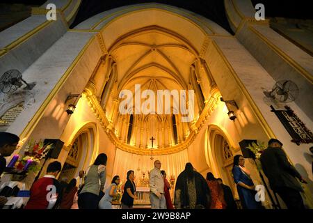 Les dévots chrétiens assistent à une messe de minuit à St. Église de la cathédrale James. Prières de la messe de minuit avec des bougies à l'occasion de Noël à St. James Church. Noël est un festival annuel commémorant la naissance de Jésus-Christ célébré dans le monde entier. Banque D'Images