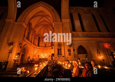 Les dévots chrétiens assistent à une messe de minuit à St. Église de la cathédrale James. Prières de la messe de minuit avec des bougies à l'occasion de Noël à St. James Church. Noël est un festival annuel commémorant la naissance de Jésus-Christ célébré dans le monde entier. Banque D'Images