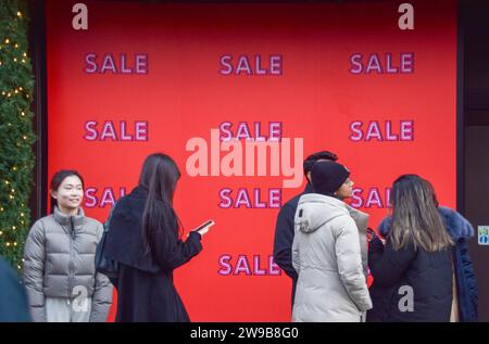 Londres, Royaume-Uni. 26 décembre 2023. Les clients font la queue à l'extérieur de Selfridges sur Oxford Street alors que les ventes du lendemain de Noël commencent. Crédit : Vuk Valcic/Alamy Live News Banque D'Images