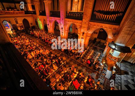 Les dévots chrétiens assistent à une messe de minuit à St. Église de la cathédrale James. Prières de la messe de minuit avec des bougies à l'occasion de Noël à St. James Church. Noël est un festival annuel commémorant la naissance de Jésus-Christ célébré dans le monde entier. (Photo Avishek Das / SOPA Images/Sipa USA) Banque D'Images