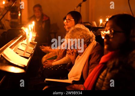 Les dévots chrétiens assistent à une messe de minuit à St. Église de la cathédrale James. Prières de la messe de minuit avec des bougies à l'occasion de Noël à St. James Church. Noël est un festival annuel commémorant la naissance de Jésus-Christ célébré dans le monde entier. (Photo Avishek Das / SOPA Images/Sipa USA) Banque D'Images