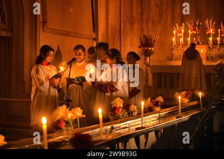 Les dévots chrétiens assistent à une messe de minuit à St. Église de la cathédrale James. Prières de la messe de minuit avec des bougies à l'occasion de Noël à St. James Church. Noël est un festival annuel commémorant la naissance de Jésus-Christ célébré dans le monde entier. (Photo Avishek Das / SOPA Images/Sipa USA) Banque D'Images