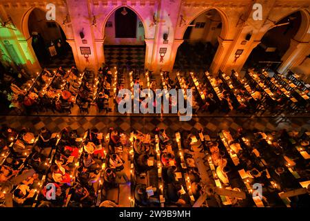 24 décembre 2023, Kolkata, Inde : les dévots chrétiens assistent à une messe de minuit à Saint Église de la cathédrale James. Prières de la messe de minuit avec des bougies à l'occasion de Noël à St. James Church. Noël est un festival annuel commémorant la naissance de Jésus-Christ célébré dans le monde entier. (Image de crédit : © Avishek Das/SOPA Images via ZUMA Press Wire) USAGE ÉDITORIAL SEULEMENT! Non destiné à UN USAGE commercial ! Banque D'Images