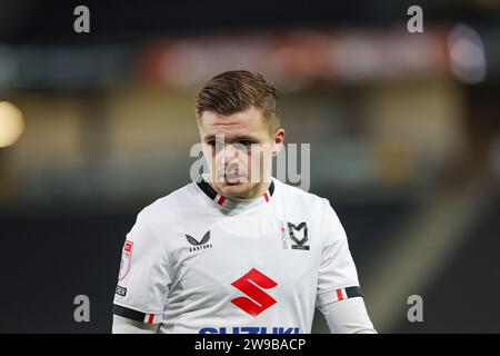 Milton Keynes donne Joe Tomlinson lors de la seconde moitié du match Sky Bet League 2 entre MK dons et Colchester United au Stadium MK, Milton Keynes le mardi 26 décembre 2023. (Photo : John Cripps | MI News) crédit : MI News & Sport / Alamy Live News Banque D'Images