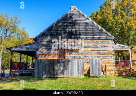 Old Salem, Caroline du Nord, USA - 26 octobre 2023 : reconstruction de l'église morave afro-américaine dans cette ville historique. Banque D'Images