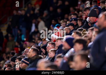 Rotherham, Royaume-Uni. 26 décembre 2023. Les fans de Middlesbrough regardent lors du match du championnat Sky Bet Rotherham United vs Middlesbrough au New York Stadium, Rotherham, Royaume-Uni, le 26 décembre 2023 (photo de Ryan Crockett/News Images) à Rotherham, Royaume-Uni le 12/26/2023. (Photo de Ryan Crockett/News Images/Sipa USA) crédit : SIPA USA/Alamy Live News Banque D'Images