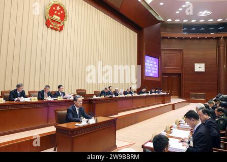 Pékin, Chine. 26 décembre 2023. Zhao Leji, président du Comité permanent de l'Assemblée populaire nationale (APN), assiste à la deuxième séance plénière de la septième session du 14 Comité permanent de l'APN au Grand Hall du peuple à Beijing, capitale de la Chine, le 26 décembre 2023. Zhao a présenté un rapport sur la mise en œuvre de la loi sur les semences. Crédit : Liu Weibing/Xinhua/Alamy Live News Banque D'Images