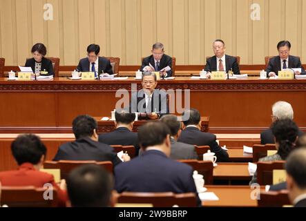 Pékin, Chine. 26 décembre 2023. Zhao Leji, président du Comité permanent de l'Assemblée populaire nationale (APN), assiste à la deuxième séance plénière de la septième session du 14 Comité permanent de l'APN au Grand Hall du peuple à Beijing, capitale de la Chine, le 26 décembre 2023. Zhao a présenté un rapport sur la mise en œuvre de la loi sur les semences. Crédit : Liu Weibing/Xinhua/Alamy Live News Banque D'Images