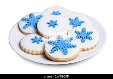Biscuits avec décor de flocons de neige sur fond isolé blanc, biscuits d'hiver festifs recouverts de Sugar fondant Banque D'Images