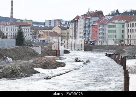 Brno, République tchèque. 26 décembre 2023. Rive de la rivière Svratka à Brno, République tchèque, 26 décembre 2023. Photo plus haut, troisième niveau d'activité d'inondation due à des travaux de construction. Crédit : Vaclav Salek/CTK photo/Alamy Live News Banque D'Images