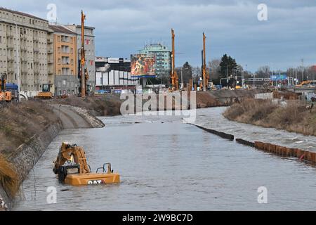 Brno, République tchèque. 26 décembre 2023. Rive de la rivière Svratka à Brno, République tchèque, 26 décembre 2023. Photo plus haut, troisième niveau d'activité d'inondation due à des travaux de construction. Crédit : Vaclav Salek/CTK photo/Alamy Live News Banque D'Images