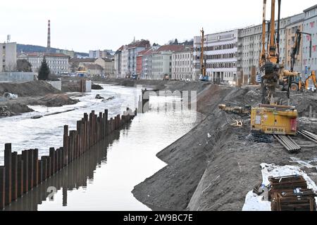 Brno, République tchèque. 26 décembre 2023. Rive de la rivière Svratka à Brno, République tchèque, 26 décembre 2023. Photo plus haut, troisième niveau d'activité d'inondation due à des travaux de construction. Crédit : Vaclav Salek/CTK photo/Alamy Live News Banque D'Images