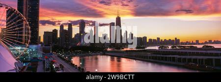 Navy Pier avec grande roue au coucher du soleil, Chicago, Illinois, États-Unis Banque D'Images