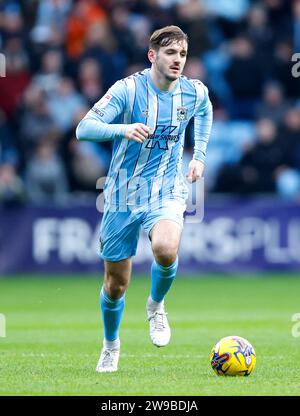 Liam Kitching de Coventry City en action lors du Sky Bet Championship Match à Coventry Building Society Arena, Coventry. Date de la photo : mardi 26 décembre 2023. Banque D'Images