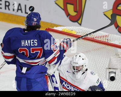 CHAMPIONNAT DU MONDE IIHF 23-24 USA NORVÈGE 20231226 de Gavin Hayes et Markus Stensrud de Norvège lors du match de hockey sur glace du groupe B du Championnat du monde junior de l'IIHF entre les États-Unis et la Norvège à Frolundaborg à Gothenburg, Suède le 26 décembre 2023. Photo : Adam Ihse / TT / kod 9200 Banque D'Images