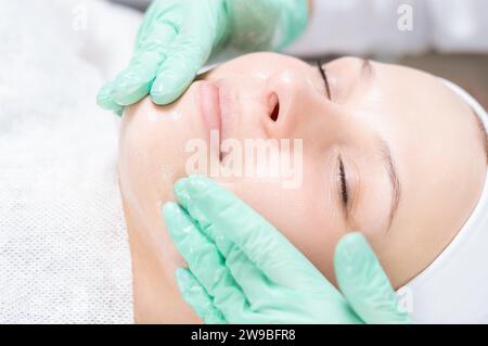 Portrait du visage d'une femme avec la peau à problèmes. Procédure de pelage. Beauté naturelle. Supports mixtes Banque D'Images