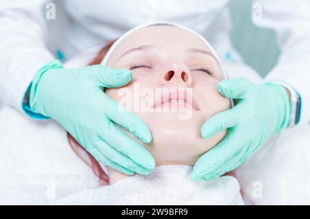 Portrait du visage d'une femme avec la peau à problèmes. Procédure de pelage. Beauté naturelle. Supports mixtes Banque D'Images